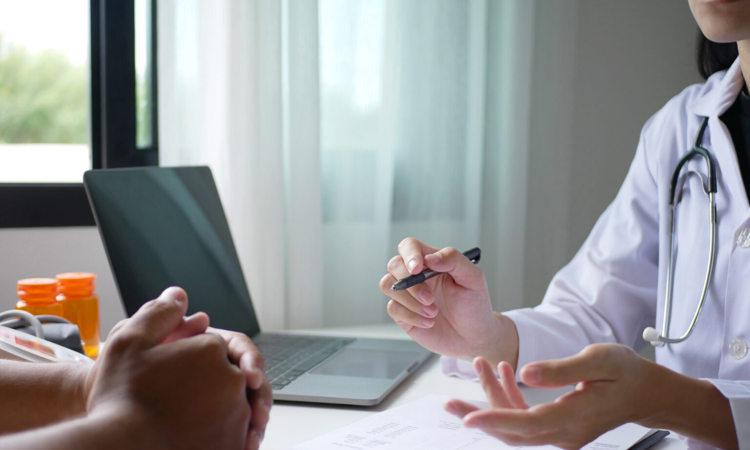 The female doctor made an appointment to examine the patient and explained the results to the patient. She emphasized personal care in the hospital