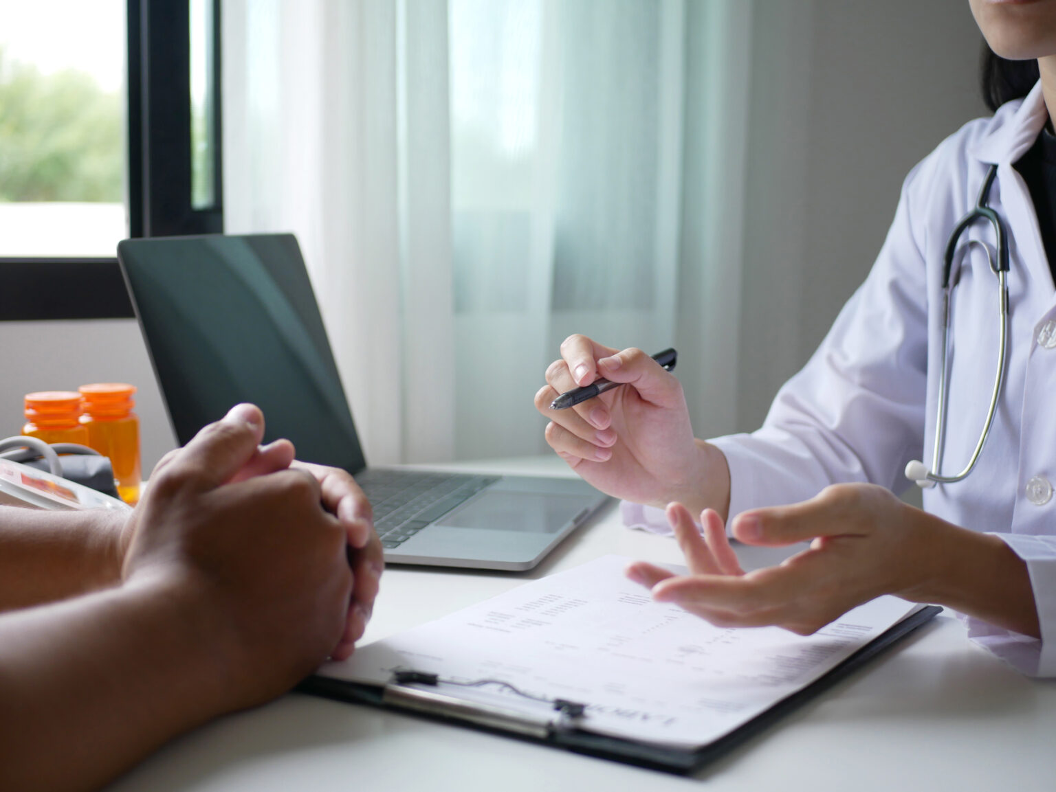 The female doctor made an appointment to examine the patient and explained the results to the patient. She emphasized personal care in the hospital